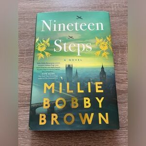 Millie Bobby Brown - Nineteen Steps